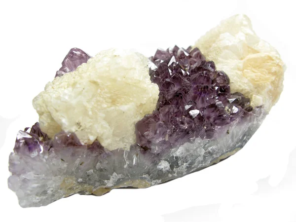 Геодезические кристаллы аметистов с кальцитом — стоковое фото