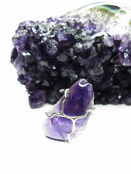 Cristales geológicos de geoda de amatista y anillo de joyería — Foto de Stock