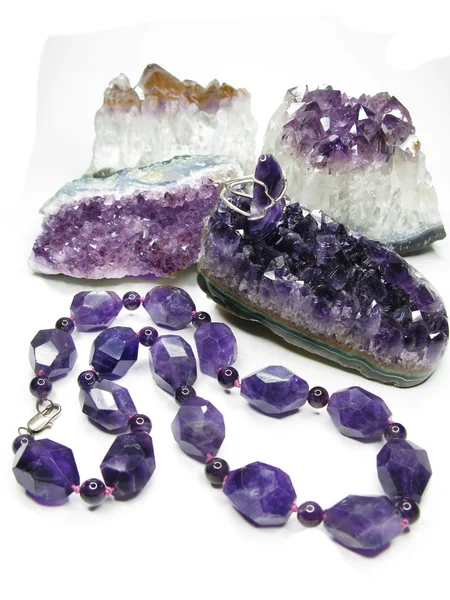 Amethyst geologische Kristalle und Schmuckperlen — Stockfoto