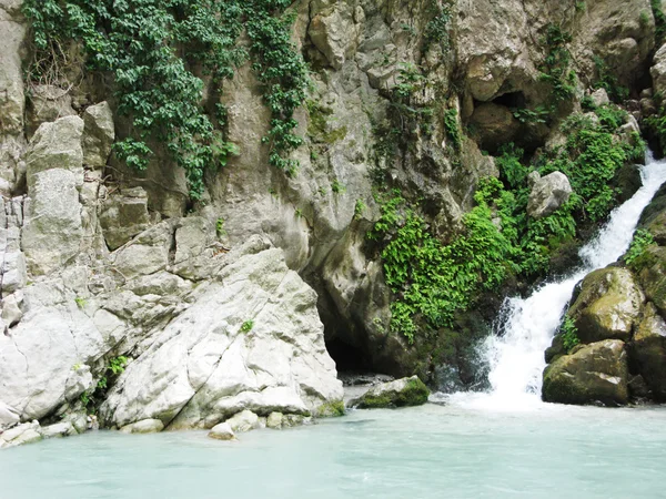 Şelale mağara dışına — Stok fotoğraf