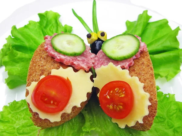 치즈와 햄 크리에이 티브 야채 샌드위치 — 스톡 사진