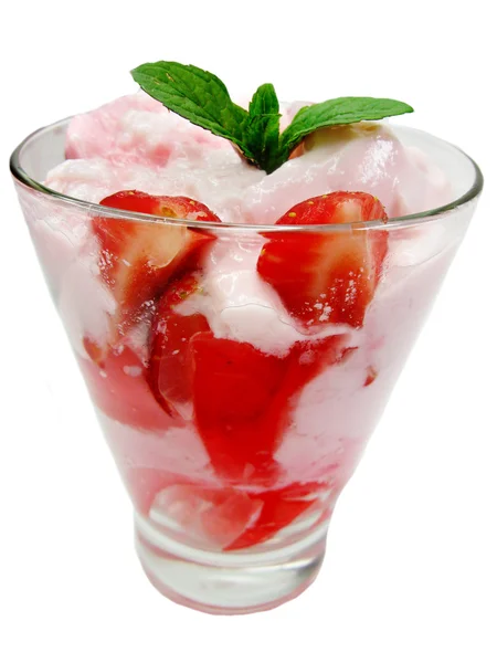 Полуничний фруктовий десерт з йогуртом — стокове фото
