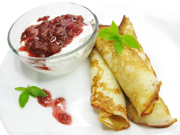 Sweet pancakes with wild strawberry fruit jelly — Stock Photo, Image