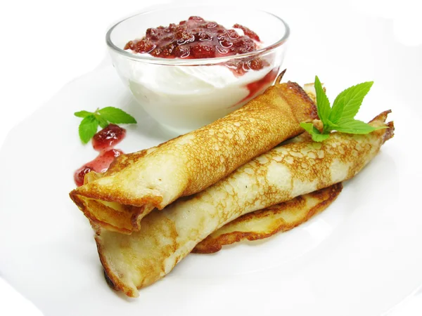 Sweet pancakes with wild strawberry fruit jelly — Stock Photo, Image