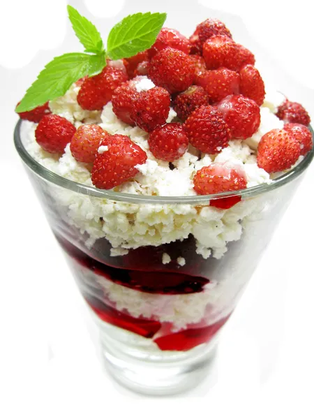 Wild strawberry frukt dessert med yoghurt — Stockfoto