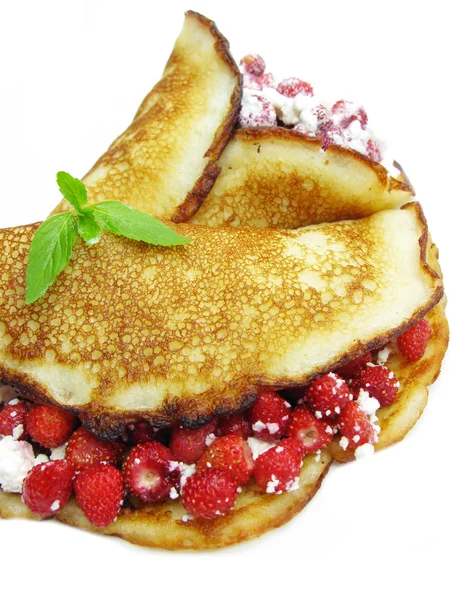 Sweet pancakes with wild strawberry fruit jelly — Stock Photo, Image