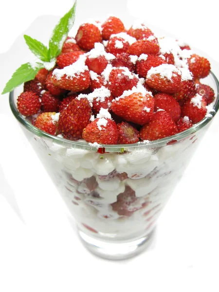 Deser dzikie owoce truskawki z jogurtem — Zdjęcie stockowe