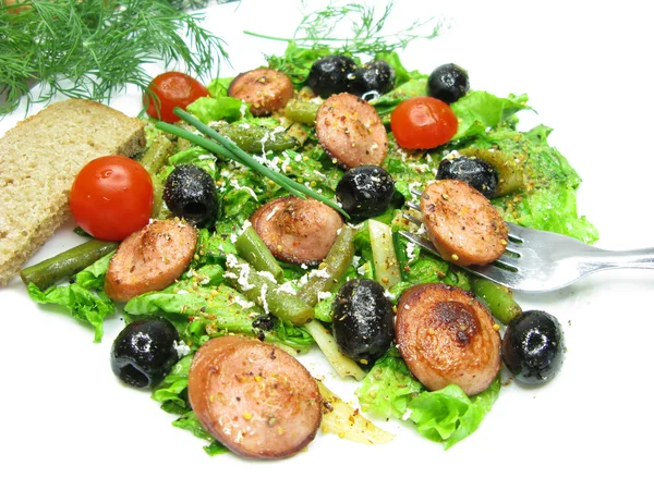 Salade chaude grecque aux saucisses et olives — Photo