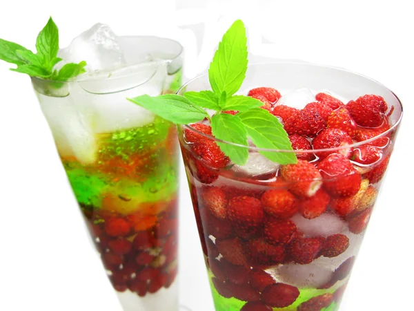 Due cocktail di frutta frullato con fragola selvatica — Foto Stock