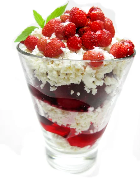 Dessert aux fraises sauvages avec yaourt — Photo
