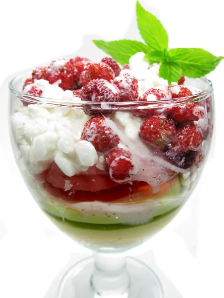 Wilde aardbeien vruchten dessert met yoghurt — Stockfoto