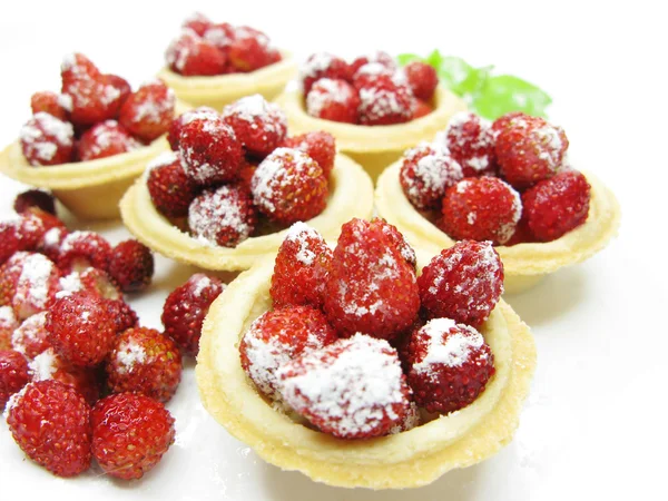 Słodkie fancycakes z dzikich owoców truskawek — Zdjęcie stockowe