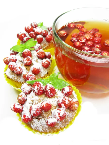 Muffin cakes with wild strawberry berries and tea — Stock Photo, Image