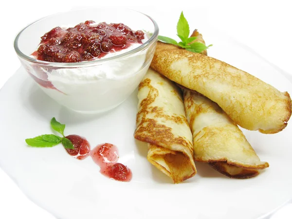 Sweet pancakes with wild strawberry fruit jelly — Stock Photo, Image