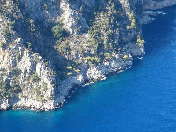 Водное средиземноморское побережье с высоким видом — стоковое фото