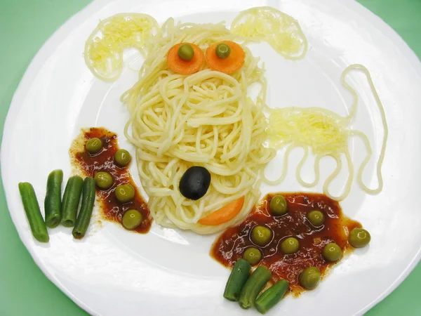Kreativa pasta mat hunden form — Stockfoto