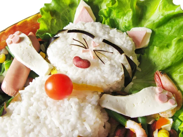 Creatieve maaltijd rijst met groenten en garnalen — Stockfoto
