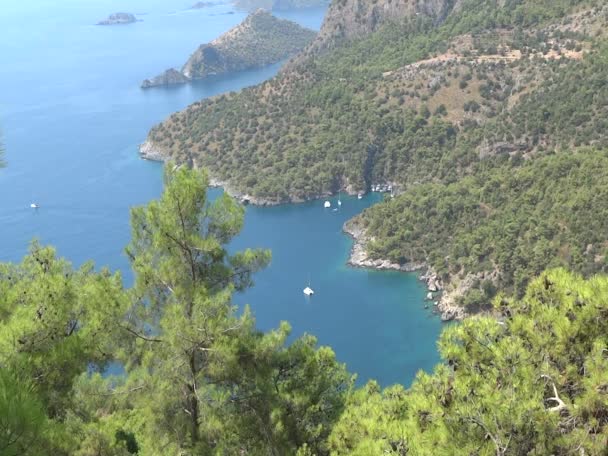 Vista panorámica del mar Mediterráneo de la costa y la isla — Vídeos de Stock