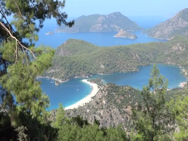 Πανόραμα της μπλε Ολουντενίζ Τουρκία παραλίας λιμνοθάλασσα — Αρχείο Βίντεο