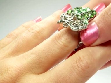 Takı yüzük parmağında koyarak yeşil zümrüt crystals ile