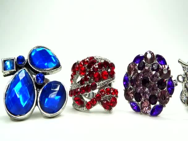 Preciosos anillos plateados joyas con cristales de gema — Vídeo de stock