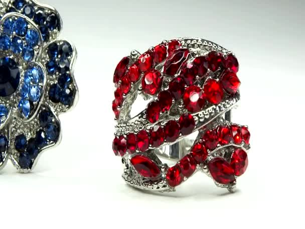 Preciosos anillos plateados joyas con cristales de gema — Vídeos de Stock