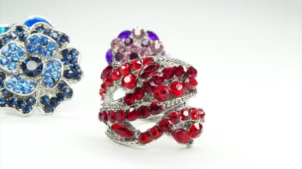 Preciosos anillos plateados joyas con cristales de gema — Vídeos de Stock