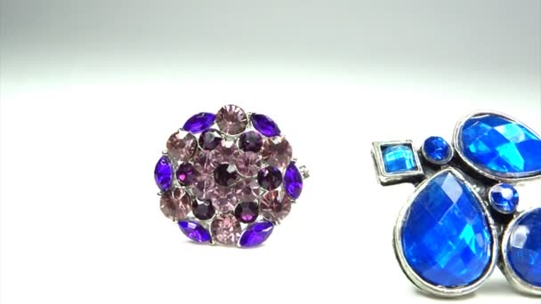 Драгоценные серебряные кольца ювелирные изделия с драгоценными кристаллами — стоковое видео