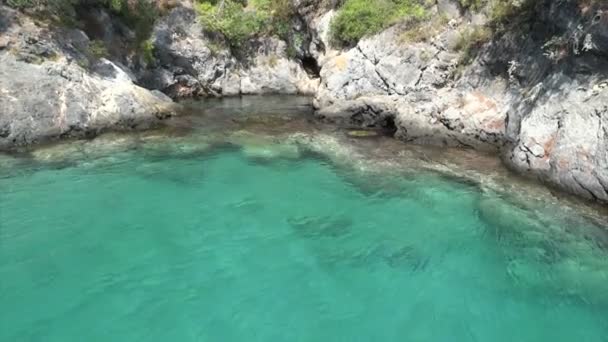 Υφή νερό στο στην ακτή της Μεσογείου θάλασσας ακτή — Αρχείο Βίντεο