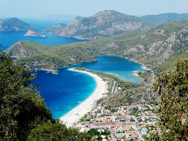 Panorama de laguna azul y playa de pavo oludeniz — Foto de Stock