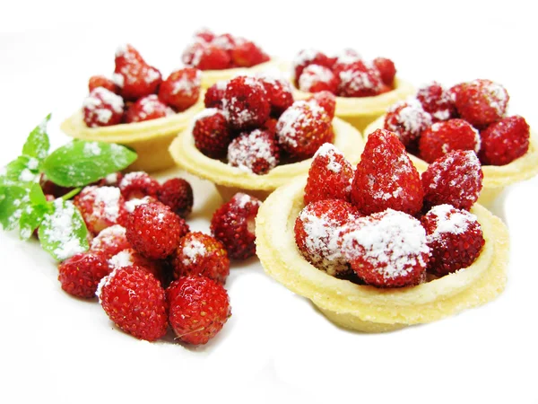 Tortas dulces con fruta de fresa silvestre — Foto de Stock