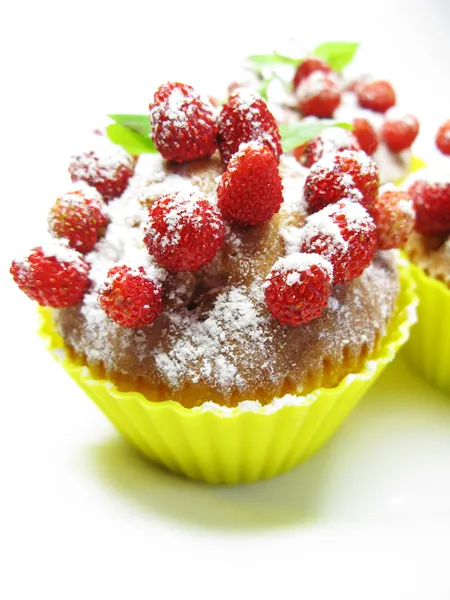 Pasteles de magdalenas con bayas de fresa silvestres — Foto de Stock