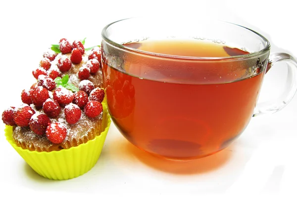 Muffin cakes with wild strawberry berries and tea — Stock Photo, Image