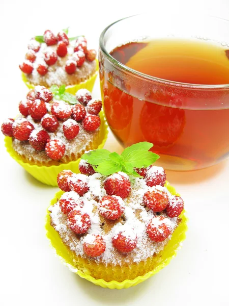 Muffin cakes with wild strawberry berries and tea — Stock Photo, Image