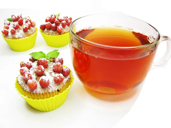 Muffin cakes with wild strawberry berries and tea — Stock Photo, Image