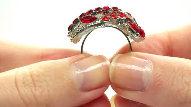 Anillo de joyería con cristales de rubí rojo poniendo en el dedo — Vídeo de stock