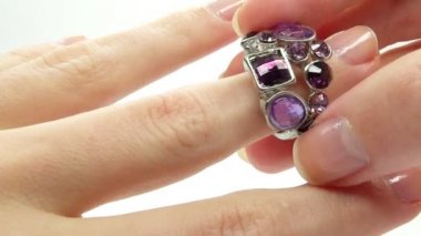 Mor Kristal üzerinde hareket koyma ile takı ring