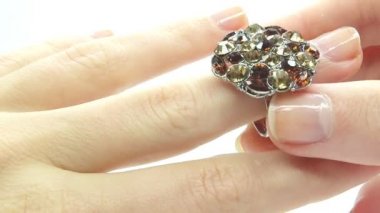 jewelery yüzük parmağında koyarak parlak mücevher ile