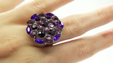 Mor Kristal üzerinde hareket koyma ile takı ring
