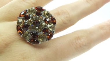 jewelery yüzük parmağında koyarak parlak mücevher ile