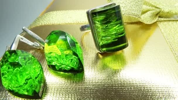 Κολιέ σμαράγδι δαχτυλίδι και σκουλαρίκια σε χρυσό κουτί ως δώρο — Αρχείο Βίντεο