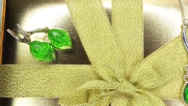 Jewelery emerald ring and earrings in gold box as present — Stock Video