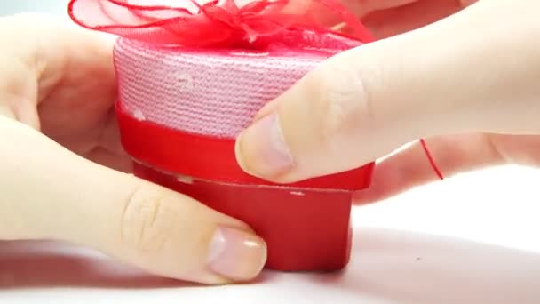 Изумрудное кольцо и серьги в красной коробке, как настоящее — стоковое видео