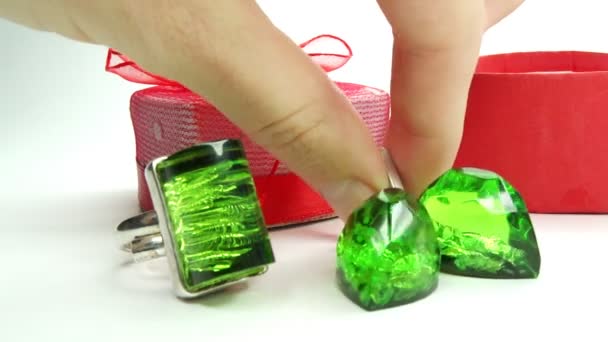 Jewelery emerald ring and earrings in red box as present — Stock Video