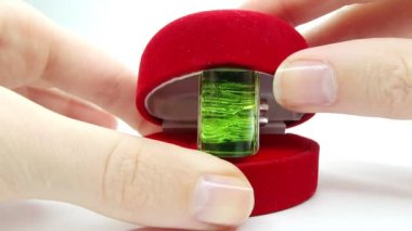 mevcut olarak kırmızı bir kutu içinde mücevher zümrüt yüzük