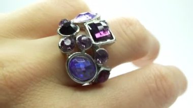 Mor Kristal üzerinde hareket koyma ile takı ring