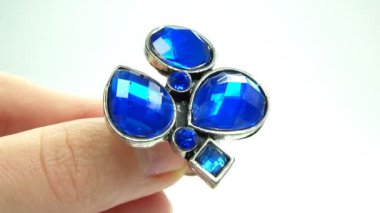 Takı yüzük parmağında koyarak mavi safir kristal ile
