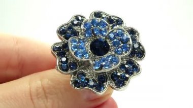 Takı yüzük parmağında koyarak mavi safir kristal ile