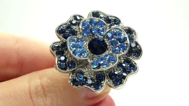 Bague bijoux avec cristaux de saphir bleu mettant sur le doigt — Video