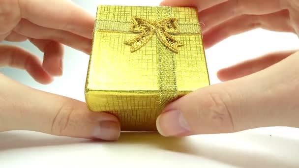 Jewelery emerald earrings in gold box as present — Stock Video